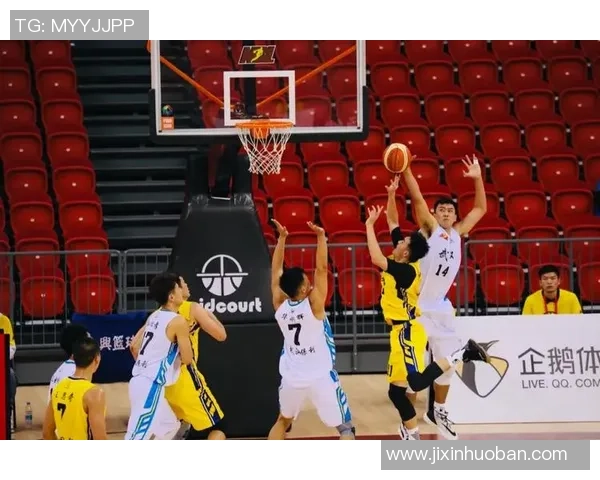 武汉足球队以99分领跑精英赛积分榜展现强大实力